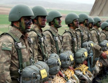 Πρόβα πολέμου στην Κύπρο με μαζική ρίψη αλεξιπτωτιστών από την 1η τουρκική Ταξιαρχία Καταδρομών (βίντεο)